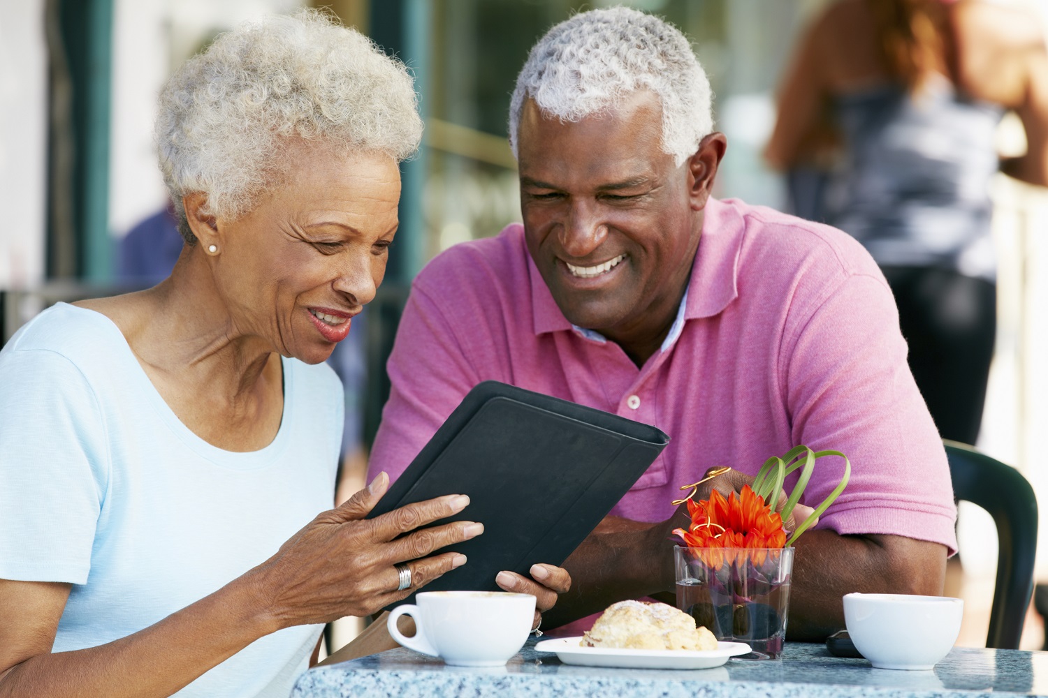 Senior Couple Using Tablet Computer At Outdoor Caf?