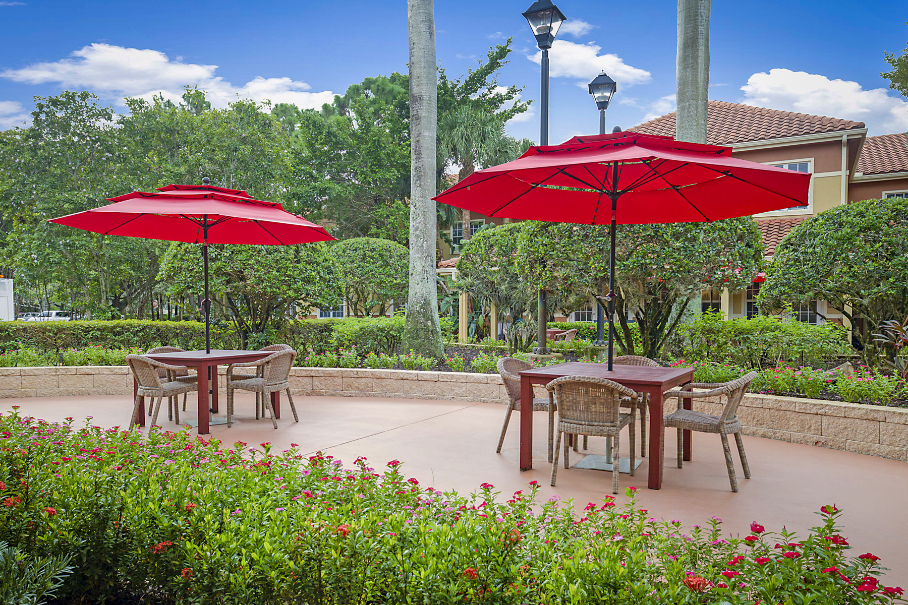 outdoor dining area at sonata coconut creek