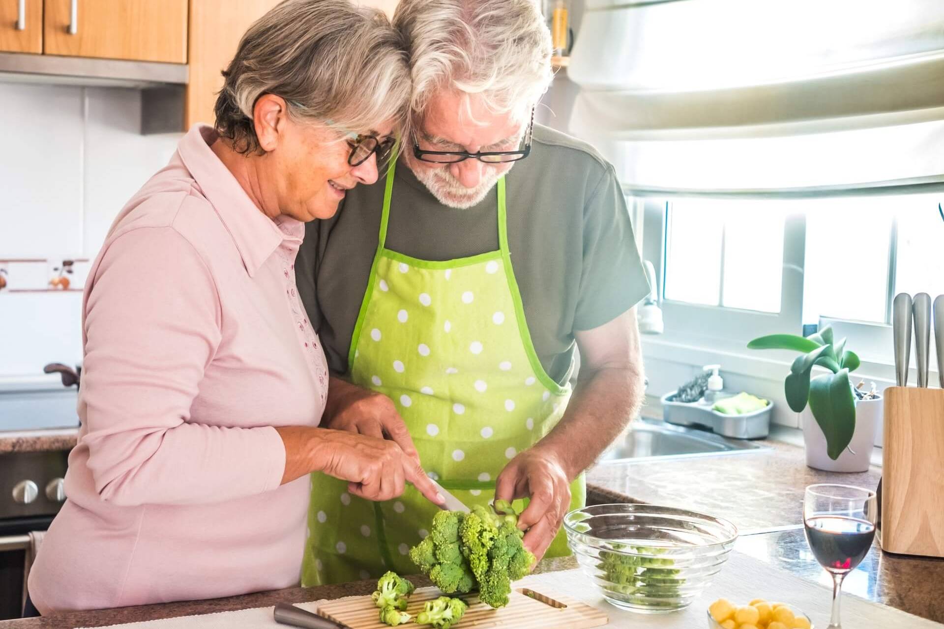 iStock 1193287483 seniors cooking dementia tips